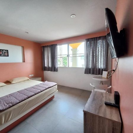 In Phuket House Hotel Buitenkant foto