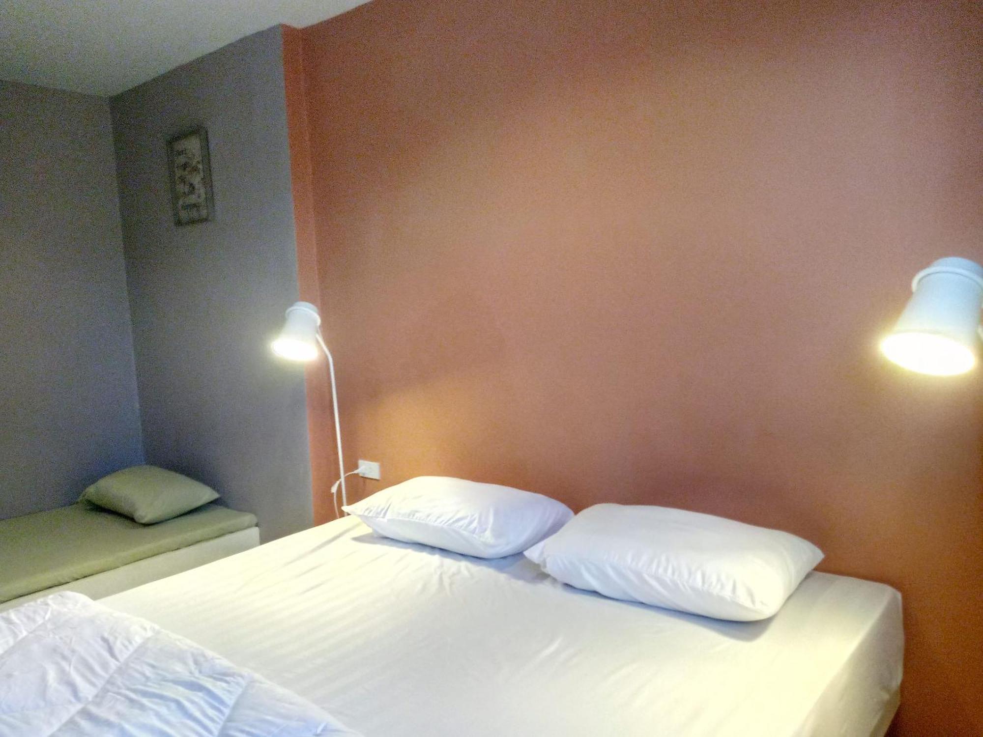In Phuket House Hotel Buitenkant foto